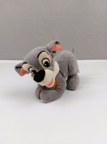 Peluche chien Clochard Disney Nicotoy Simba gris beige rouge médaille 18 cm