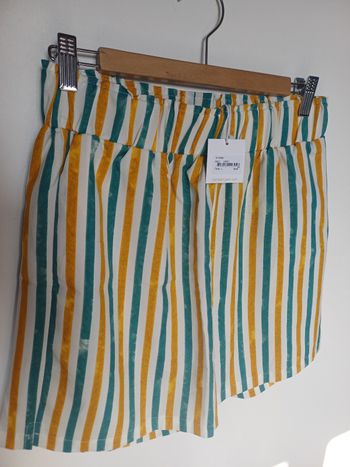 Short neuf en L/40 de Karl Marc JohnJoli short léger, rayé et coloré avec taille élastique et poches de la marque Karl Marc John.
Il est neuf avec ses étiquettes en L = 40.
Prix : 39,00€

#short #bas #rayures #polyester #femme #40 #L #poches #vert #moutar