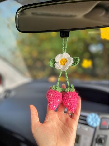 Déco rétroviseur fraises rose en crochet 