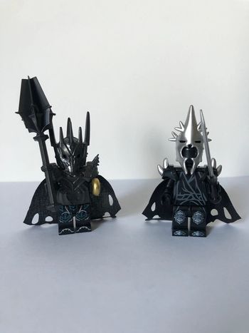 Figurine type lego Sauron avec l’anneau de pouvoir et le Roi d’Angmar. le seigneur des anneaux