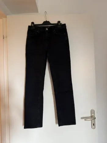 Jean mom noir Armani en très bon état taille 36