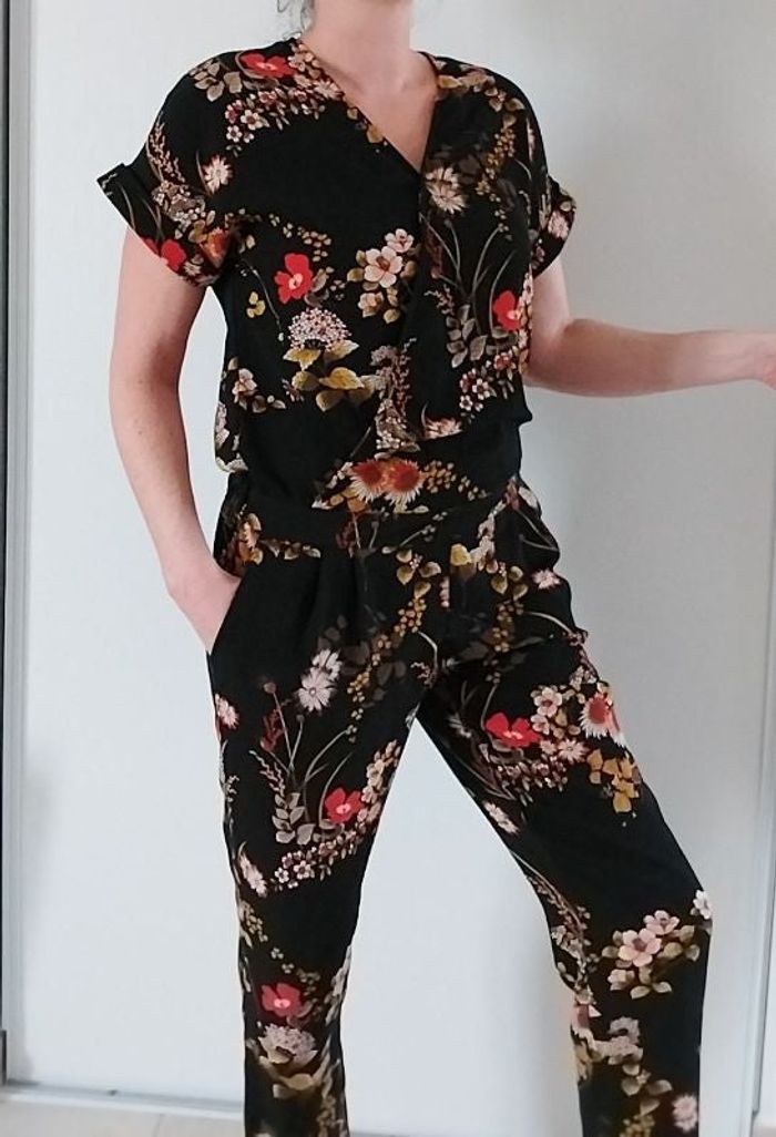 Joli combi-pantalon fleuri