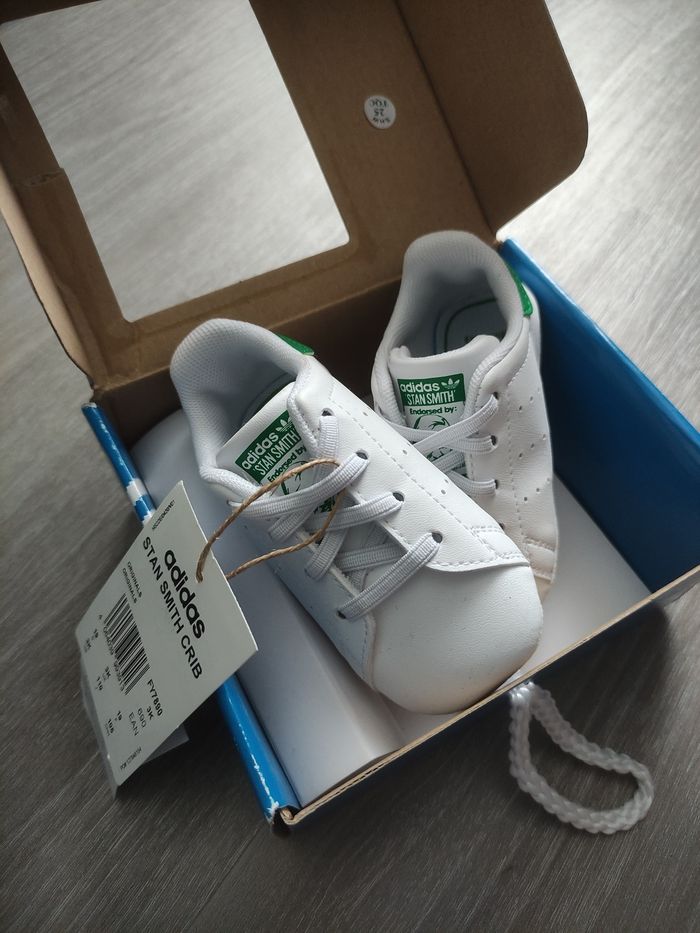 Basket souple mixte bébé adidas neuve jamais porté taille 19