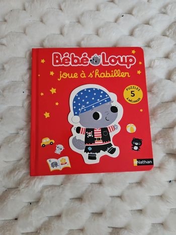 Bébé loup joue a s'habiller
