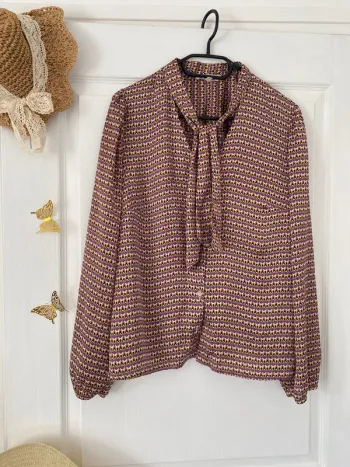Chemise satinée avec noeud