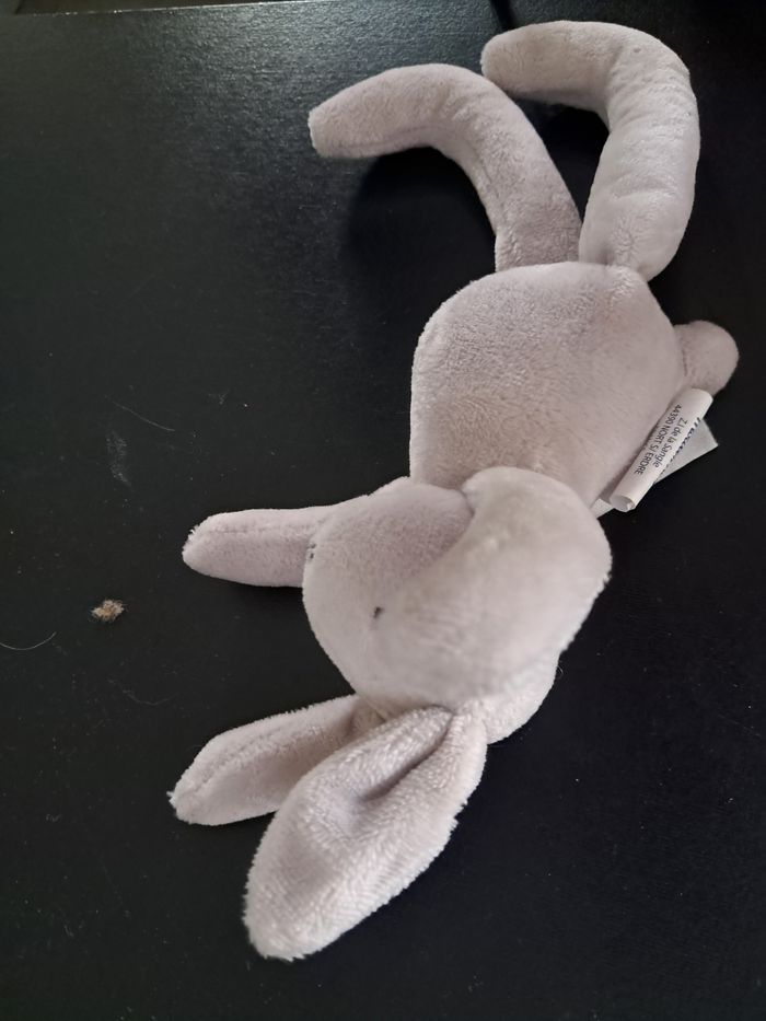 Une petite peluche lapin gris - photo numéro 3