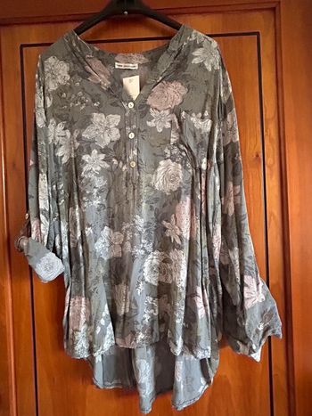 Blouse grise fleurie neuve avec étiquette New Collection