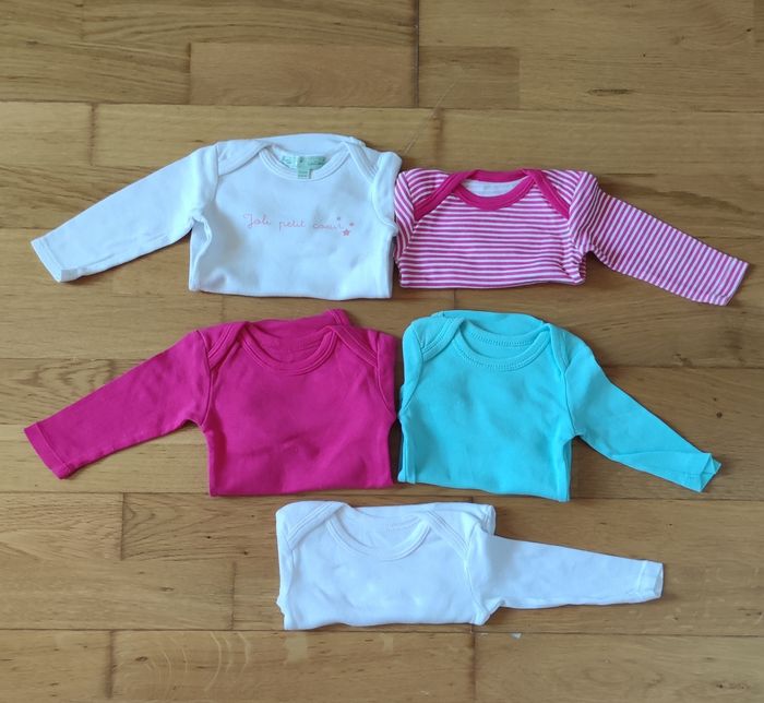 Lot bodies filles 3 mois