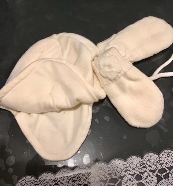 Ensemble 2 pièces bonnet et moufles taille 6/12 mois couleur crème - photo numéro 3