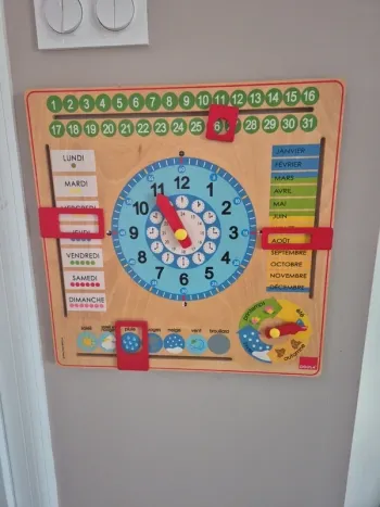 Tableau Calendrier avec Horloge en bois Goula
