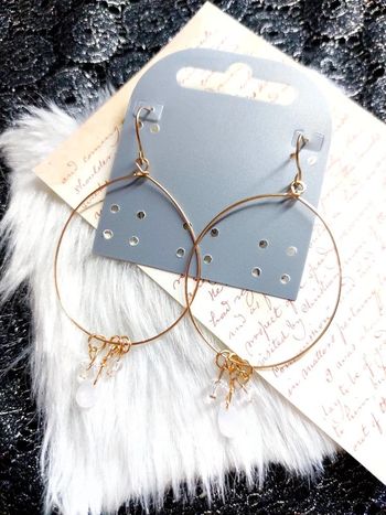 Magnifique paire de boucles d'oreilles pendantes doré avec perles blanches