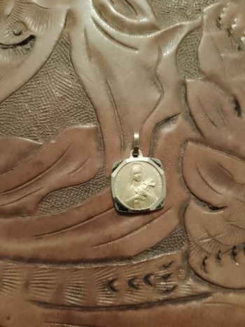 pendentif en métal argenté et doré religieux Sainte Thérèse vintage années 80.