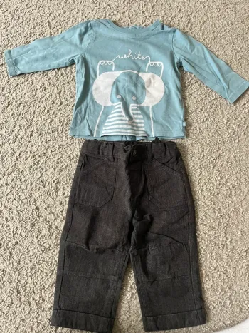 Tee shirt manche longue et pantalon.