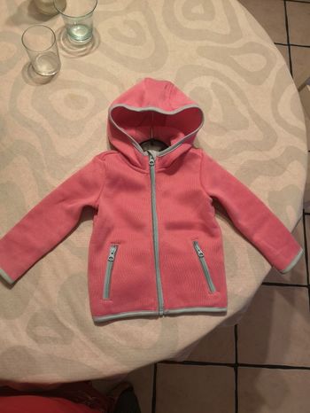 Veste polaire à capuche rose taille 24mois