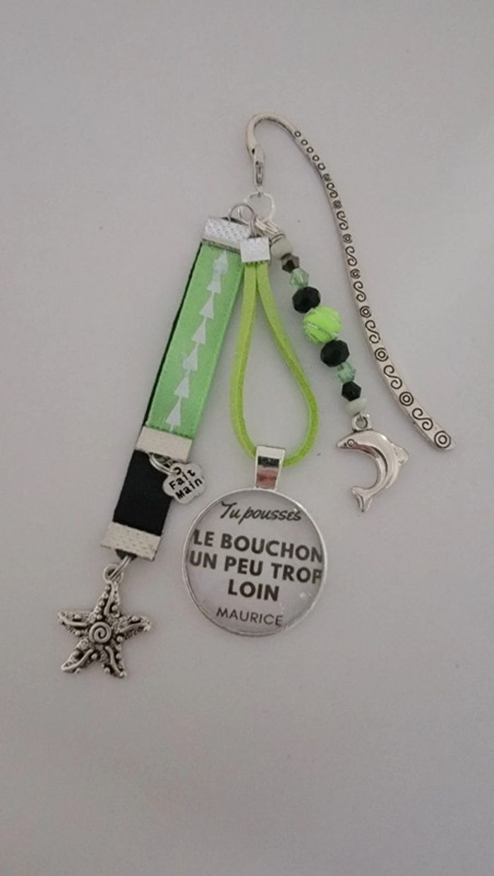Cadeau humour , bijoux de sac ou marque page " tu pousses le bouchon trop loin maurice "