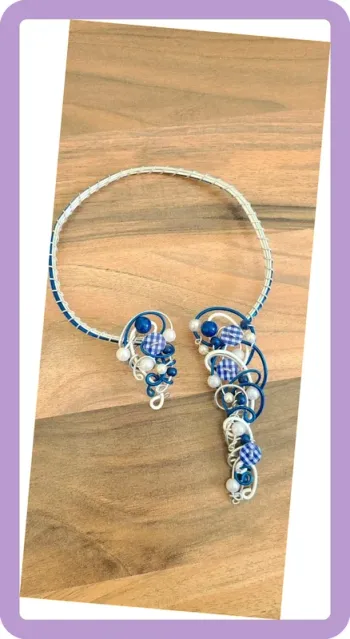 Collier original en fil de fer et boutons