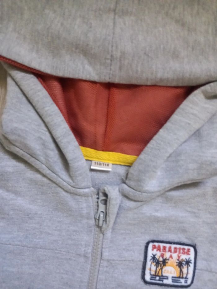Gilet à capuche sweat 5/6 ans - photo numéro 2