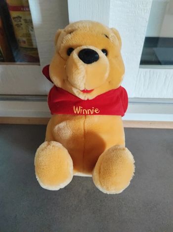 Peluche Winnie l'ourson avec une rose 22 cm