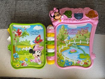 Le livre de baby minie au parc