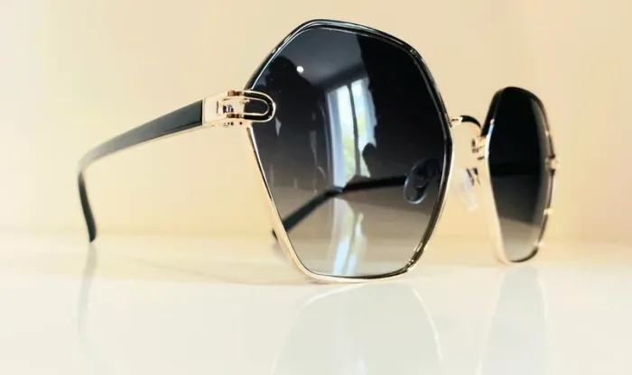 Lunette de soleil femme Polarisée hexagonale noire et dorée verres dégradés UV protection cat 3 - photo numéro 11