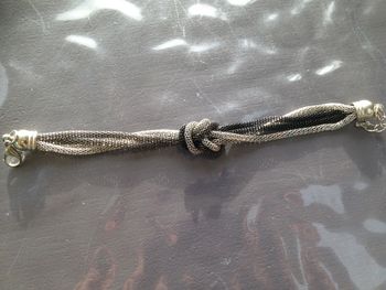 Bracelet gris argent, peu porté