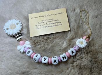 Attache tétine fleur