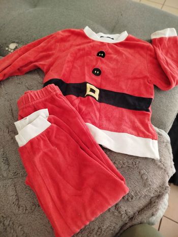 Pyjama père noël taille 5 ans.