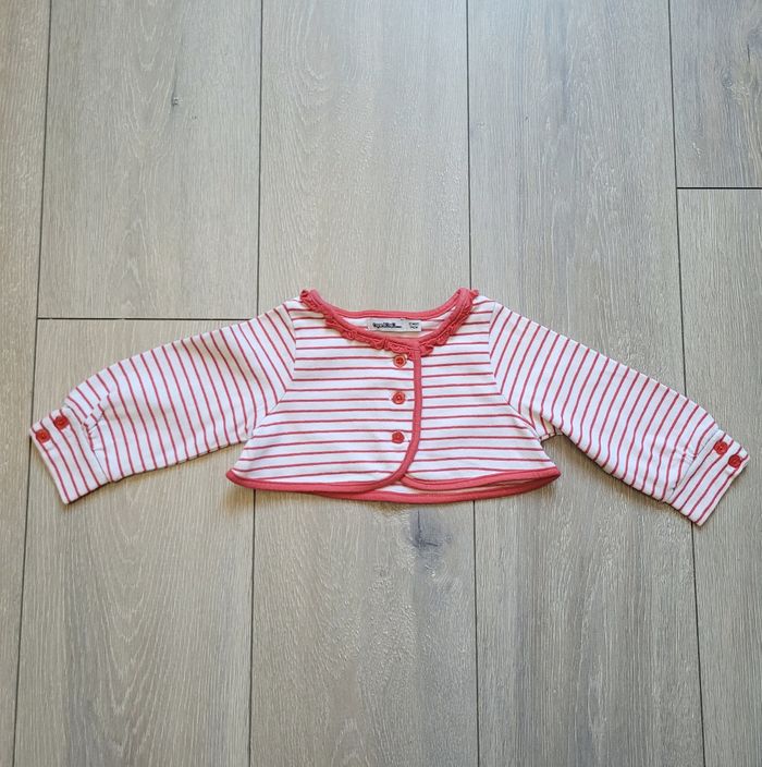 Gilet court blanc rayé rouge clair. Fille 12 mois. Marque Tape à l'oeil
