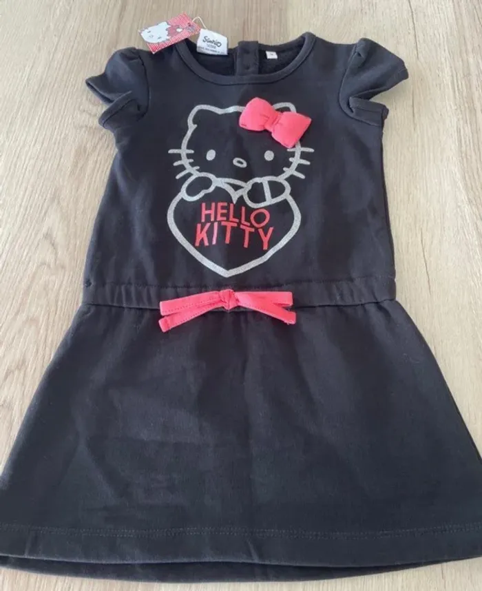 Magnifique robe neuve Hello Kitty