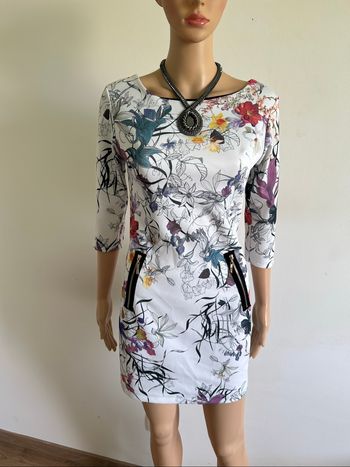 Robe courte blanche et fleurie taille S TBE