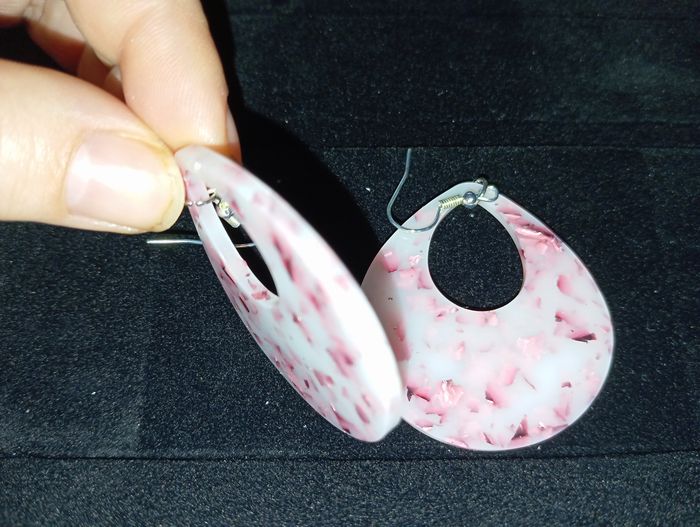 Boucles d'oreilles en résine blanc et rose - photo numéro 2