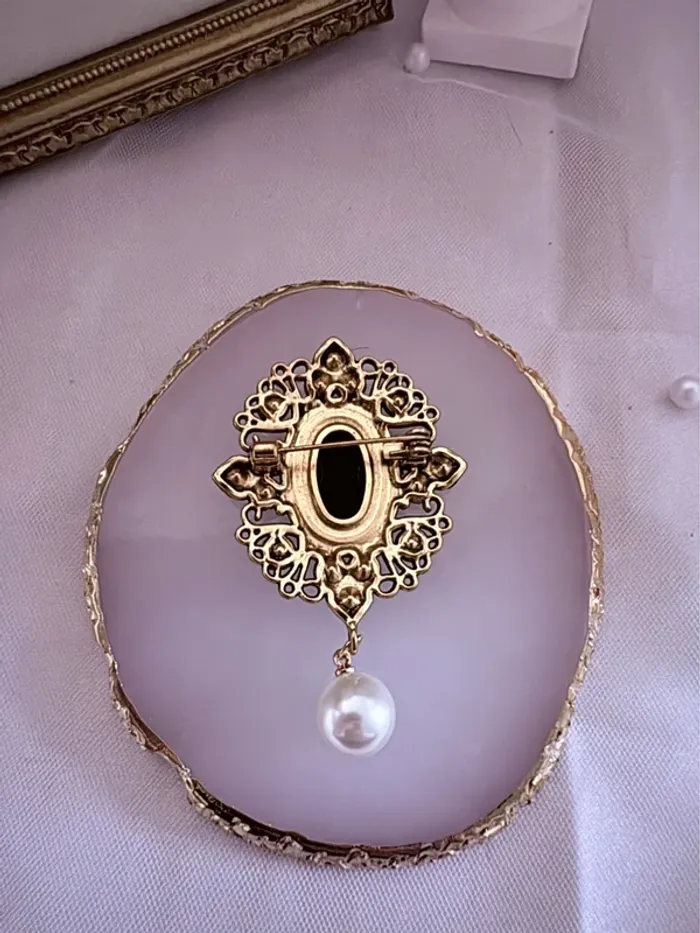 Broche dorée effet vintage avec camée et perle blanche - photo numéro 4