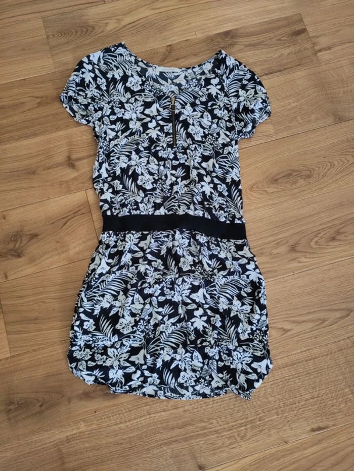 Robe noire et blanche Promod