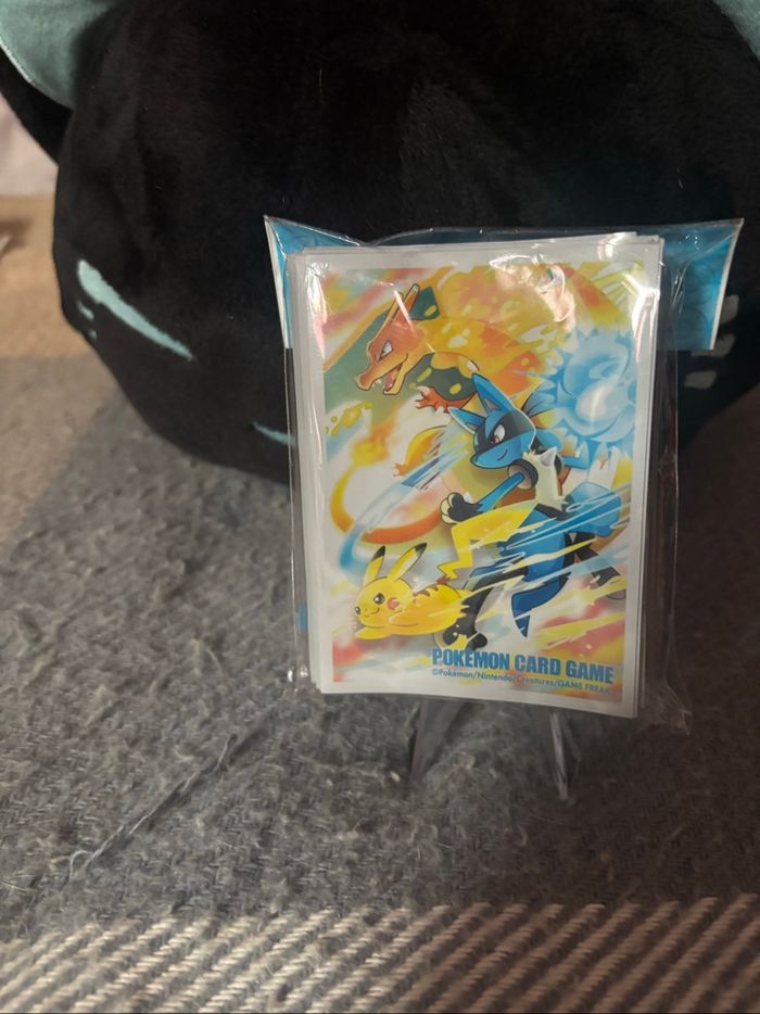 Paquet de 65 et sleeves pokemon lucario dracafei pikachu