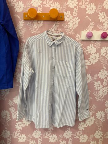 Chemise à rayures blanches et bleues