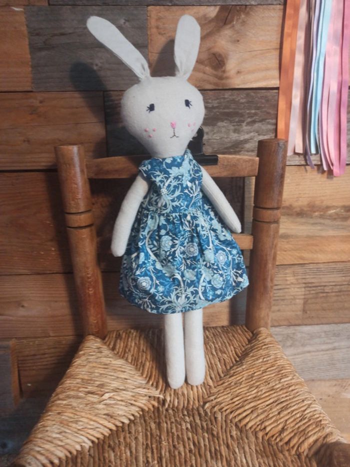 Peluche lapin et sa robe bleue tbe - photo numéro 2