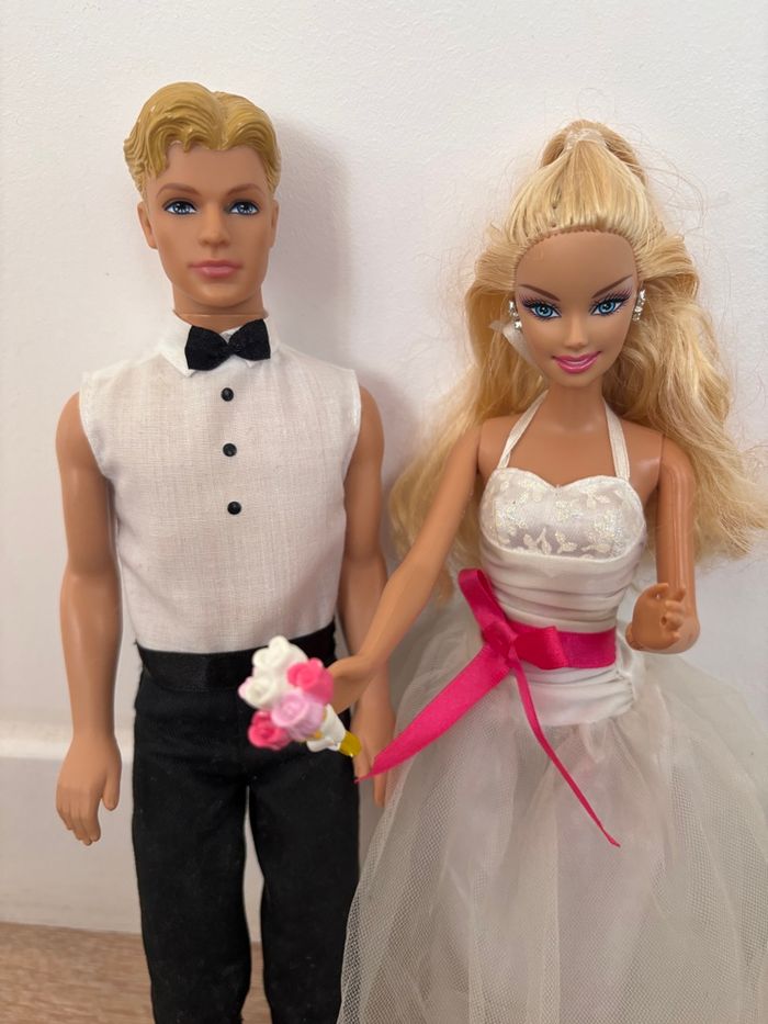 Ken et Barbie tenue de mariés avec bouquet de fleurs