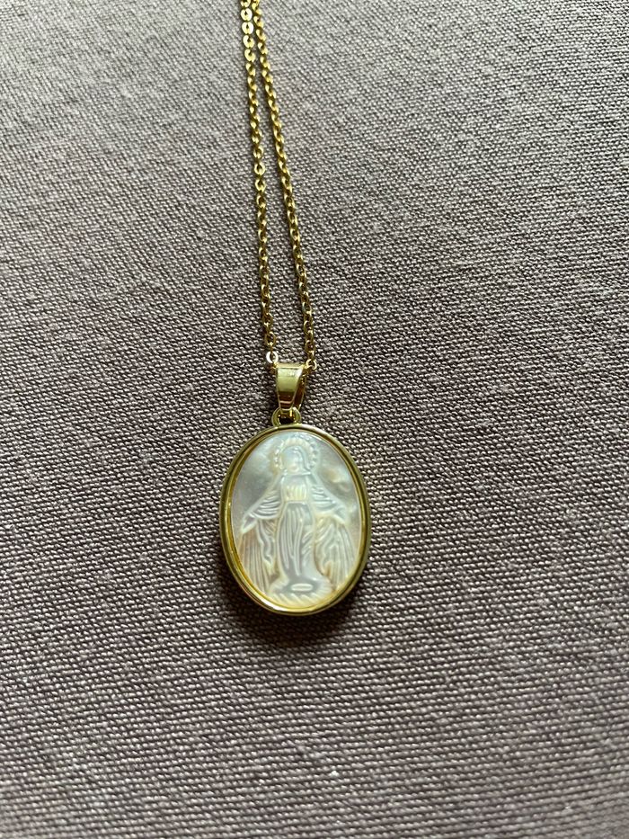 Charmante médaille vierge en nacre