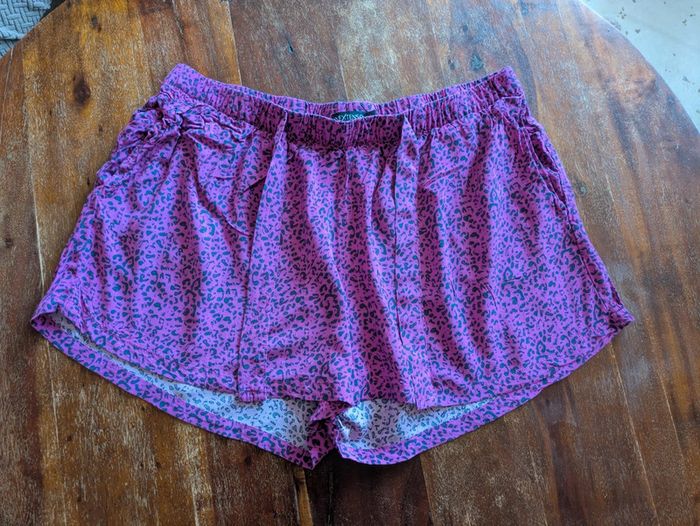 Joli short fushia In extenso taille L motifs bleu marine
