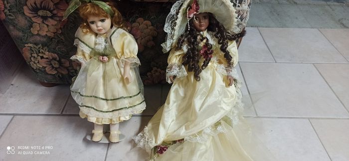 2 poupées de porcelaine