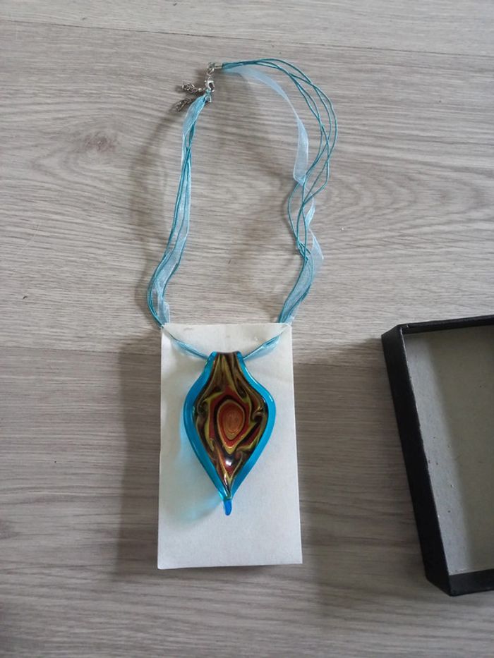 Collier pendentif en verre - photo numéro 2