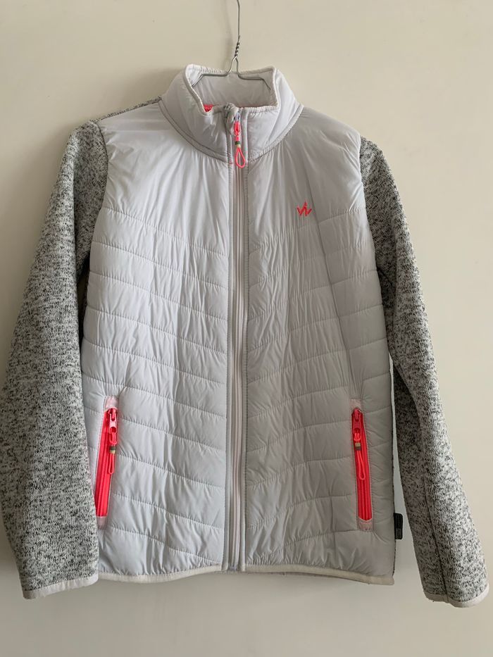 Veste blanche et grise avec zip rose