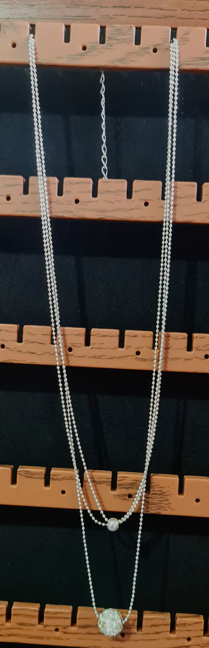 Élégant collier double rang avec perles scintillantes – Comme neuf