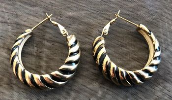 Anneaux noirs dorés