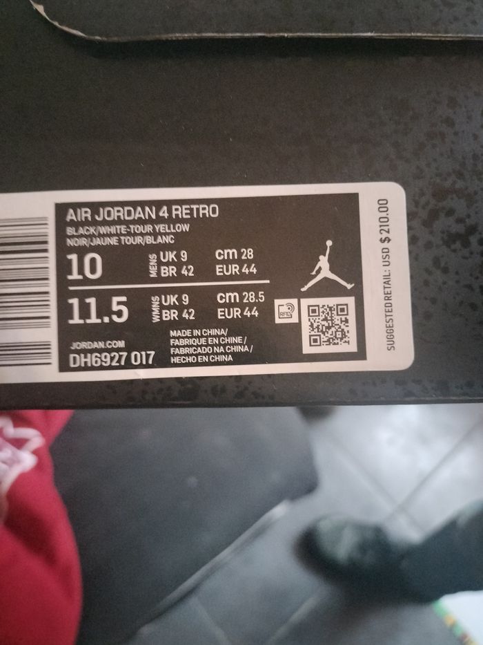 Paire de chaussures noire et jaune Jordan 4 pointure 44 en Bon Etat général - photo numéro 3