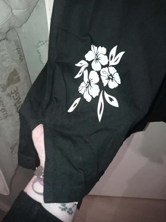 T-shirt manche courte noir fleurs - photo numéro 3