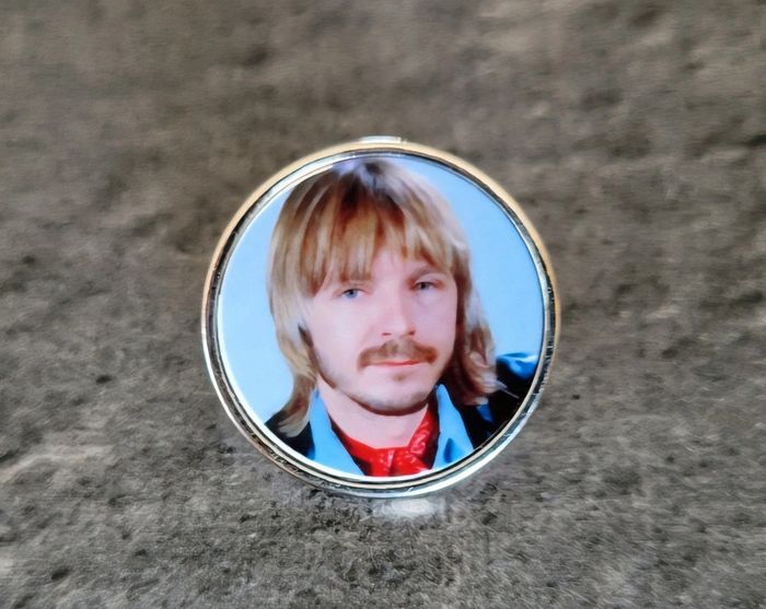 Pin's Renaud chanteur non officiel