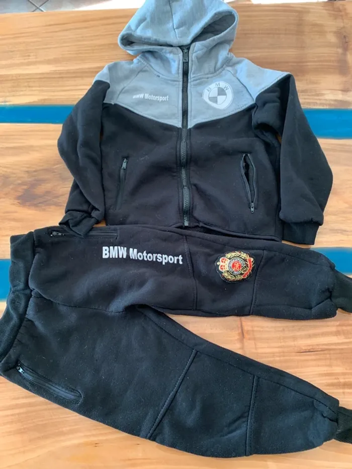 Survêtement BMW taille 7/8 ans