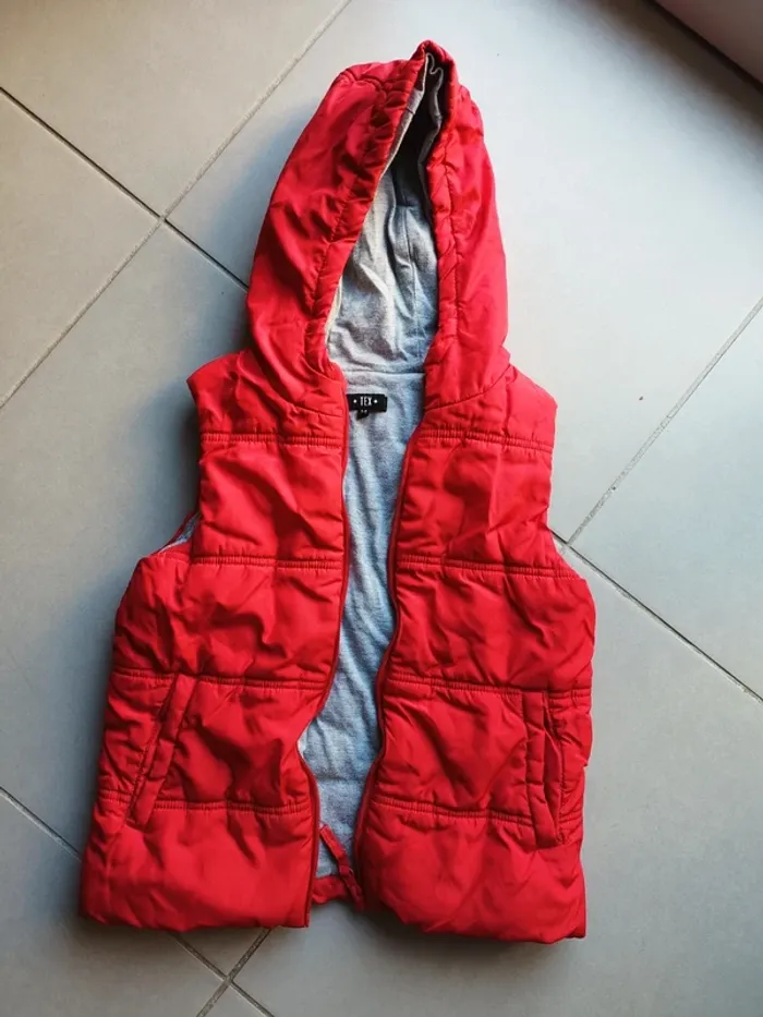 Doudoune sans manche taille 7/8 ans