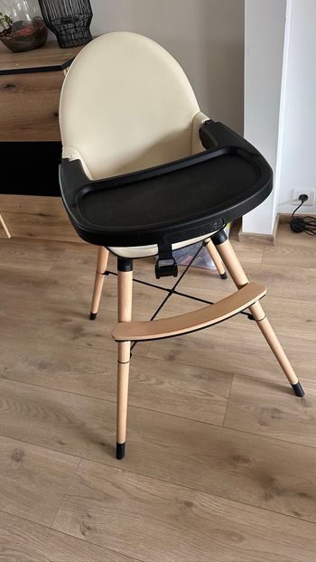 Chaise haute bébé, bois design avec harnais–remise en main, propre uniquement–très bon état